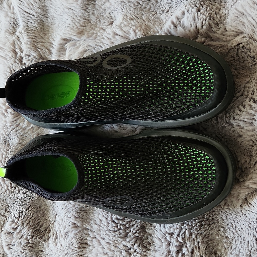 Oofos, Size 7, black with green insoles